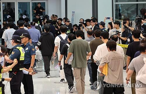 미 조지아 구금사태 뒤 풀려나 한국 돌아온 한국인 근로자들. [연합뉴스]