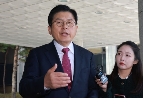 내란 선전·선동 혐의를 받는 황교안 전 국무총리가 12일 서울 서초구 서울고등검찰청에 마련된 내란 특검 사무실로 체포되며 입장을 밝히고 있다. [연합뉴스]