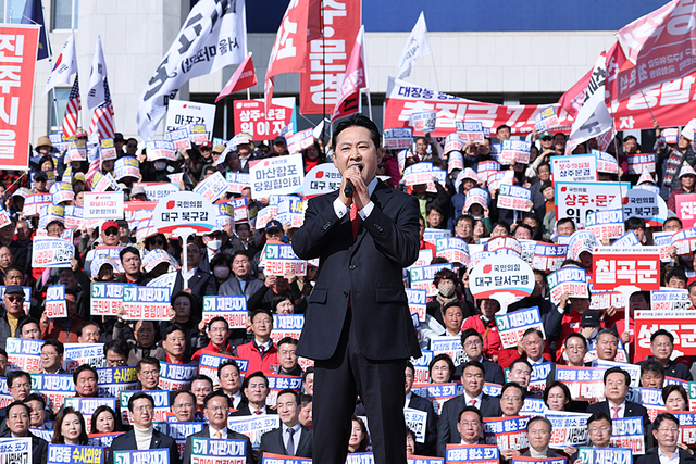 장동혁 국민의힘 당대표가 지난 11월 12일 국회 본청 앞 계단에서 국민의힘이 개최한 ‘대장동 일당 7400억 국고 환수 촉구 및 검찰의 항소포기 외압 규탄대회’에서 연설을 하고 있다.<국민의힘 홈페이지 사진>
