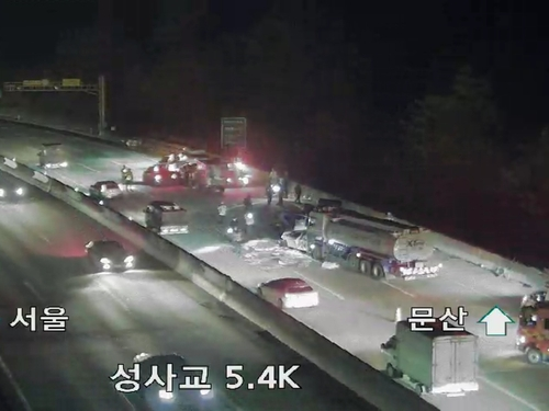 서울문산고속 성라산터널 인근서 8중 추돌사고. [도시교통정보센터]