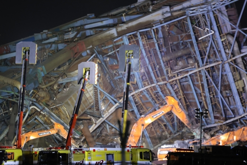 울산화력발전소 보일러 타워 붕괴 사고 여드레째인 13일 오후 발전소 현장에서 중장비를 동원한 야간 수색 작업이 이어지고 있다. 지난 6일 발생한 이 사고로 현재까지 매몰자 7명 중 6명이 사망했고 1명이 잔해 속에 묻혀 실종된 상태다. [울산=연합뉴스]
