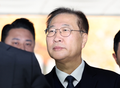 내란 중요임무 종사 및 직권남용 권리행사 방해 혐의로 구속영장이 청구된 박성재 전 법무부 장관이 13일 서울 서초구 서울중앙지법에서 열린 구속 전 피의자 심문(영장실질심사)에 출석하기 위해 법정으로 향하고 있다.  [연합뉴스]