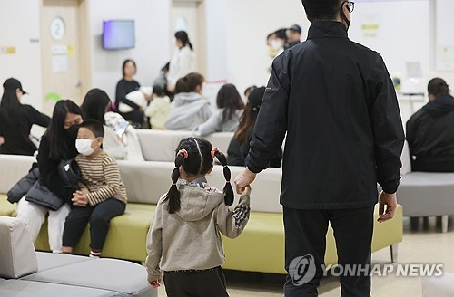 독감이 유행 중인 지난 11일 성북구 우리아이들병원 진료실이 진료를 받기 위해 기다리는 어린이들로 붐비고 있다. [연합뉴스]