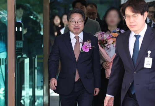 퇴임식을 마친 노만석 검찰총장 직무대행이 14일 서울 서초구 대검찰청을 나서고 있다. [연합뉴스]