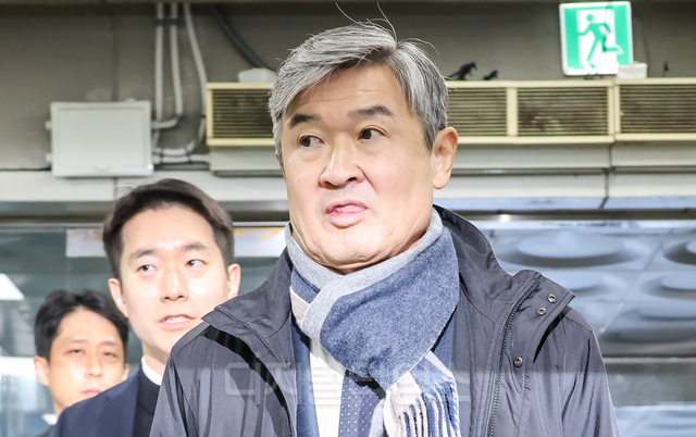 비상계엄 선포 계획을 알고도 국회에 보고하지 않은 혐의 등을 받는 조태용 전 국가정보원장이 지난 11일 서울중앙지방법원에서 열린 구속 전 피의자 심문(영장실질심사)에 출석하고 있다.                       박동욱기자 fufus@