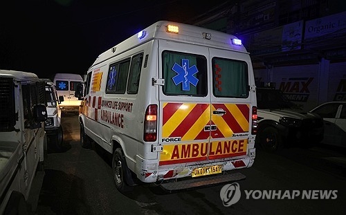 폭발 사고 사상자 이송하는 구급차 . [EPA 연합