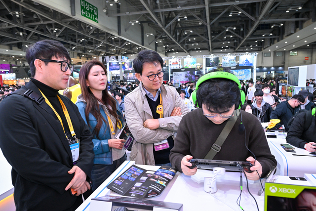 방준혁 넷마블·코웨이 의장이 지난 14일 부산 벡스코에서 열린 ‘지스타 2025’ 내 넷마블 부스에서 신작 반응을 살피고 있다. 넷마블 제공