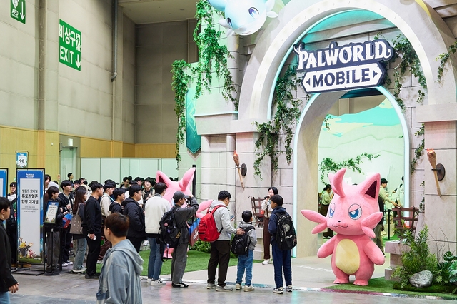 지스타 관람객들이 크래프톤의 ‘팰월드 모바일’ 부스에서 ‘팰’과 사진 촬영을 하기 위해 기다리고 있다.  크래프톤 제공