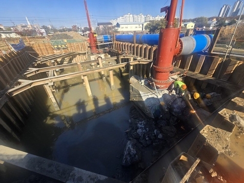 고양시 덕이동 광역송수관로 파손 현장.  [연합뉴스]