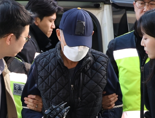 전통시장에서 돌진 사고를 내 2명을 숨지게 하고 19명을 다치게 한 60대 트럭 운전자가 15일 오후 구속 전 피의자 심문(영장실질심사)이 열리는 인천지법에 들어서고 있다.  [연합뉴스]