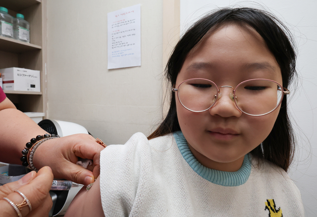 전국에 인플루엔자(독감) 유행 주의보가 발령된 가운데 한 어린이가 독감 예방주사를 맞고 있다.   연합뉴스 자료사진