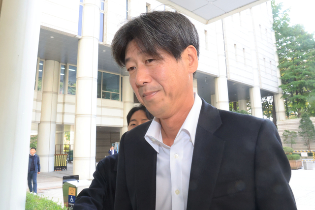 대장동 개발 비리 의혹으로 재판에 넘겨진 남욱 변호사가 지난달 31일 서울 서초구 중앙지법에서 열린 1심 선고공판에 출석하고 있다.  연합뉴스