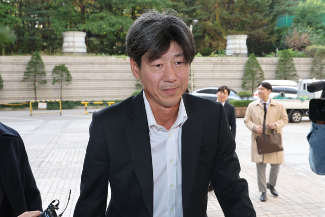 대장동 개발 비리 의혹으로 재판에 넘겨진 남욱 변호사가 지난달 31일 서울 서초구 중앙지법에서 열린 1심 선고공판에 출석하고 있다.  연합뉴스