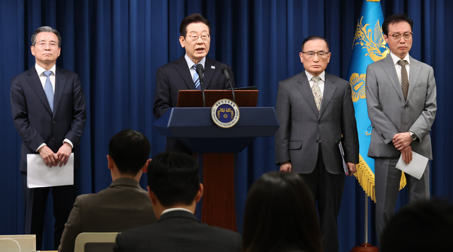 이재명 대통령이 지난 14일 서울 용산 대통령실 기자회견장에서 한미 관세·안보 협상 ‘조인트 팩트시트’ 최종 합의를 발표하고 있다. 왼쪽부터 김용범 정책실장, 이 대통령, 위성락 국가안보실장, 이규연 홍보소통수석.   [연합뉴스]