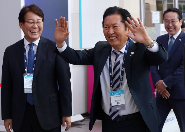 더불어민주당 정청래 대표가 14일 오후 부산 해운대구 벡스코에서 열리고 있는 국제게임전시회 지스타2025를 찾아 관람객들에게 인사하고 있다.  연합뉴스