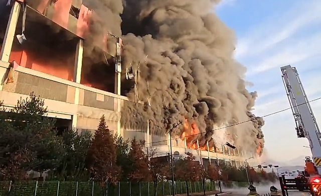 15일 오전 충남 천안시 동남구 풍세면 이랜드패션 물류센터에서 불이 난 가운데, 불에 탄 건물 자재 일부가 무너져 내리고 있다.   연합뉴스