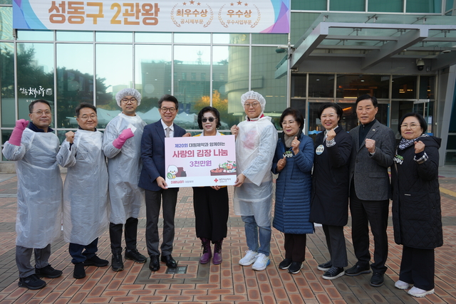 왼쪽부터 김주일 대원제약 부사장, 김연섭 대원제약 부사장, 백인영 대원제약 헬스케어사업본부장, 정원오 성동구청장, 임옥희 대한적십자사 성동지구협의회장, 백인환 대원제약 사장, 남연희 성동구의회 의장, 이민옥 서울시의회 의원, 오천수 성동구의회 부의장, 이영심 성동구의회 의원. 대원제약 제공