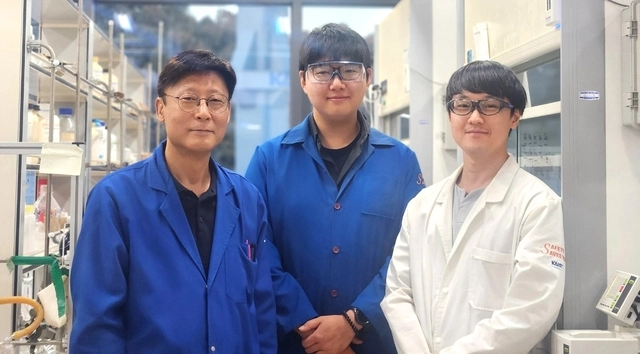 이희승(왼쪽부터) 교수,  홍정우 박사, 김재욱 박사. KAIST 제공.