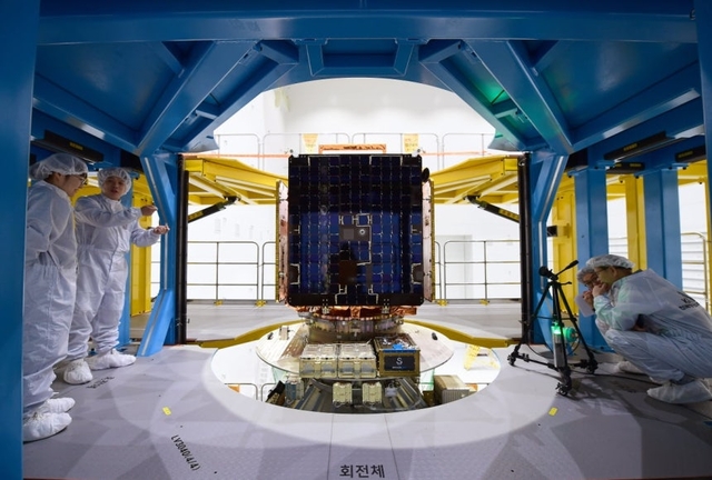 누리호 3단에 실린 차중형 3호와 큐브위성 사출관을 점검하는 항우연 연구진. 항우연 제공.
