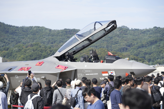 KAI가 지난 10월 17일부터 24일까지 서울공항과 일산 킨텍스에서 개최된 ‘서울 국제 항공우주 및 방위산업 전시회 2025’(ADEX 2025)에 참가해 KF-21을 전시했다. KAI 제공