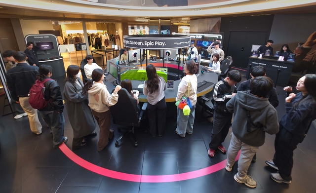 관람객들이 삼성전자 오디세이 게임 스테이션 팝업 체험존을 살펴보고 있다. 삼성전자 제공