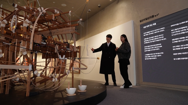 LG유플러스 모델이 서울 강남구 역삼동 ‘일상비일상의틈byU+’에서 열린 ‘창조의 경제: AI와 인간 그리고 예술’ 전시회에서 전시 공간을 소개하고 있다. LG유플러스 제공