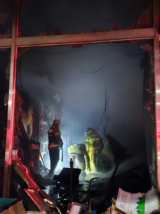 불에 그을린 상가 입구. 강원특별자치도소방본부