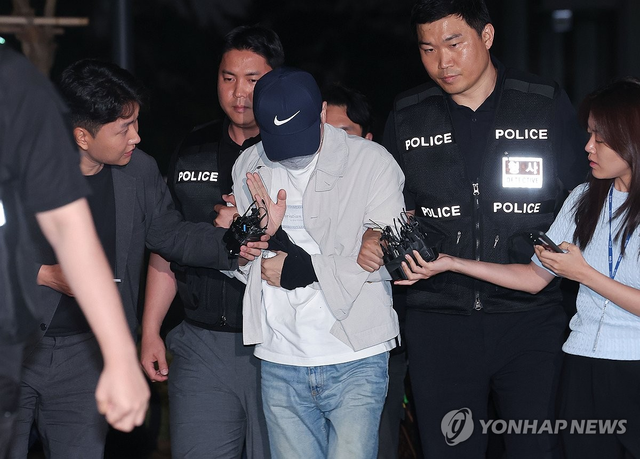 ‘삼부토건 주가조작’ 사건으로 수사받다가 도주한 이기훈 삼부토건 부회장(겸 웰바이오텍 회장)이 경찰에 체포돼 11일 서울 종로구에 마련된 김건희특검 사무실로 들어서고 있다. 연합뉴스