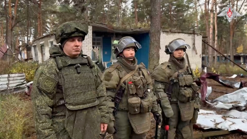 쿠르스크 지역에서 지뢰제거 훈련을 러시아군과 북한군 병사. 러시아 국방부가 지난 14일(현지시간) 공개한 영상 속 모습. [로이터 연합뉴스 자료사진]