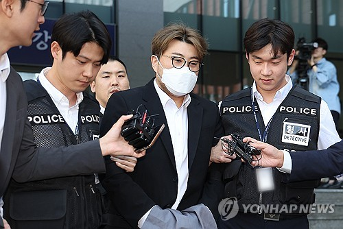 음주 뺑소니 혐의를 받는 가수 김호중이 지난 5월 31일 서울 강남구 강남경찰서에서 검찰로 송치되며 취재진의 질문에 답하고 있다.  [연합뉴스]