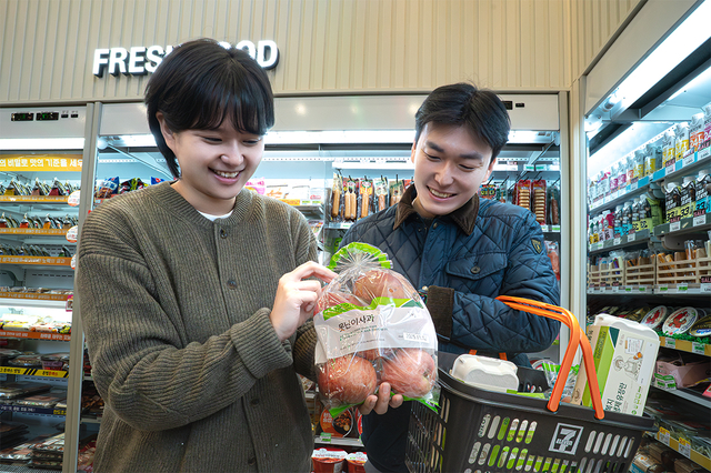 모델이 세븐일레븐 매장에서  ‘신선식품 특가 이벤트’ 상품을 소개하고 있다. [세븐일레븐 제공]