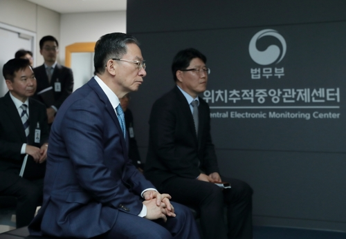 정성호 법무부장관이 14일 서울보호관찰소와 위치추적중앙관제센터를 방문해 범죄예방정책 집행 현장을 점검하고 있다.   [법무부 제공.