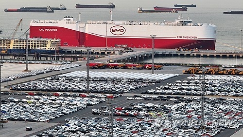 중국 동부 장쑤성 타이창항에서 수출 대기 중인 중국 전기차들. EPA 연합뉴스 자료사진