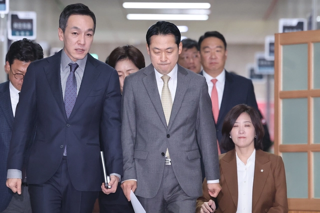 국민의힘 장동혁 당대표와 김민수(왼쪽) 최고위원, 최보윤(오른쪽) 수석대변인이 지난 11월 6일 국회 본청에서 열린 당 최고위원회의에 참석하고 있다.<연합뉴스 사진>