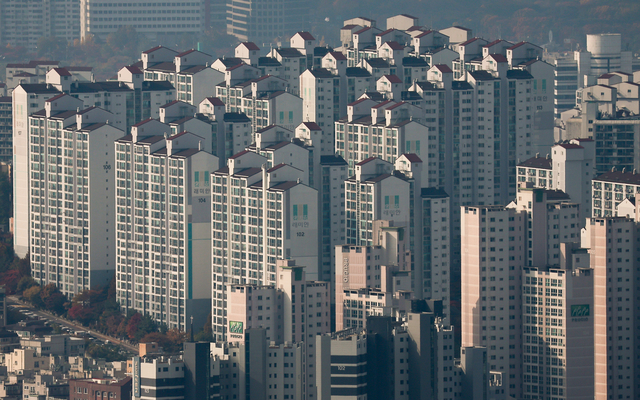 서울 남산에서 바라본 아파트. [연합뉴스 제공]