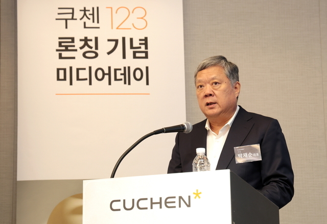 쿠첸이 지난 7월 야심차게 출시한 신제품에도 불구하고 3분기 밥솥 시장에서 매출이 후퇴한 것으로 나타났다. 사진은 박재순 쿠첸 대표가 지난 7월 서울 삼성동에 소재한 인터컨티넨탈 서울 파르나스에서 열린 ‘123 밥솥’ 론칭 기자간담회에 참석해 발표하고 있는 모습. 쿠첸 제공
