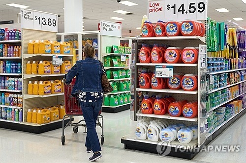 LA의 한 마트에서 장을 보는 미국 소비자. EPA 연합뉴스