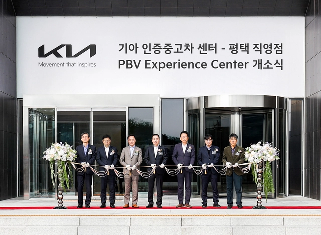 기아가 경기 평택시 청북읍 일대에 ‘기아 인증중고차 센터 평택 직영점’과 기아 최초 PBV 특화 거점 ‘PBV 익스피리언스 센터’를 열었다. 사진은 개소식에 참석한 허노윤(왼쪽부터) 한국도로공사 수도권 본부장, 윤호남 기아 경영지원3실장, 정장선 평택시장, 정원정 기아 국내사업본부장, 강정구 평택시의회 의장, 박근균 경기도 국제협력국장, 유승영 평택시의회 의원이 기념촬영을 하는 모습. 기아 제공