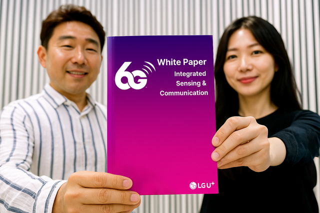 LG유플러스 관계자들이 6G 백서 표지를 선보이고 있는 모습을 AI로 생성한 이미지. LG유플러스