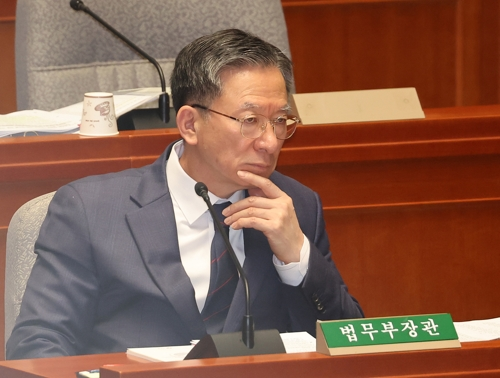 정성호 법무부 장관이 13일 국회에서 열린 예산결산특별위원회 전체회의에 출석해 있다.  [연합뉴스]