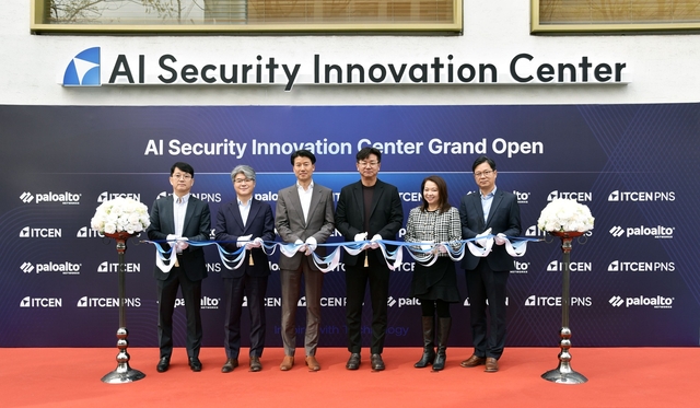 박상규(왼쪽 세번째) 팔로알토네트웍스코리아 대표, 강진모(// 네번째) 아이티센그룹 회장과 양사 관계자들이 ‘AI시큐리티이노베이션센터’ 개소식에서 테이프를 자르고 있다. 아이티센그룹 제공