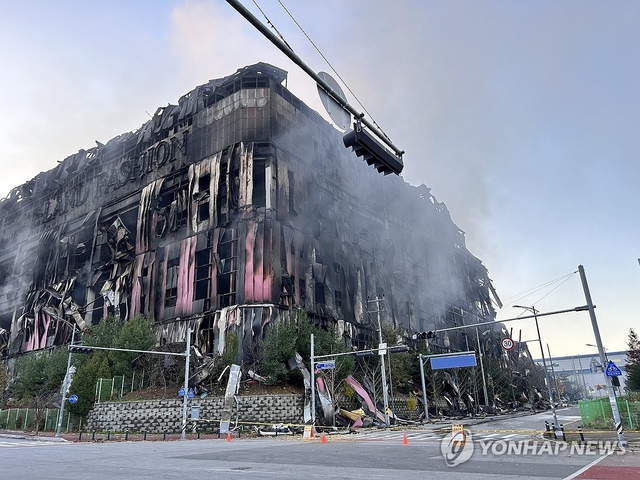 지난 15일 발생한 화재로 충남 천안시 동남구 풍세면 이랜드패션 물류센터 건물 일부가 붕괴돼 있다. [연합뉴스]
