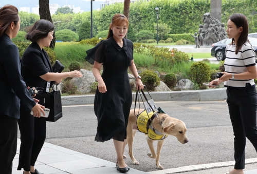 김예지 국민의힘 의원이 지난 8월 11일 서울 서초구 서울고등검찰청에 마련된 내란특검 사무실로 참고인 조사를 위해 출석하고 있다.   [연합뉴스]