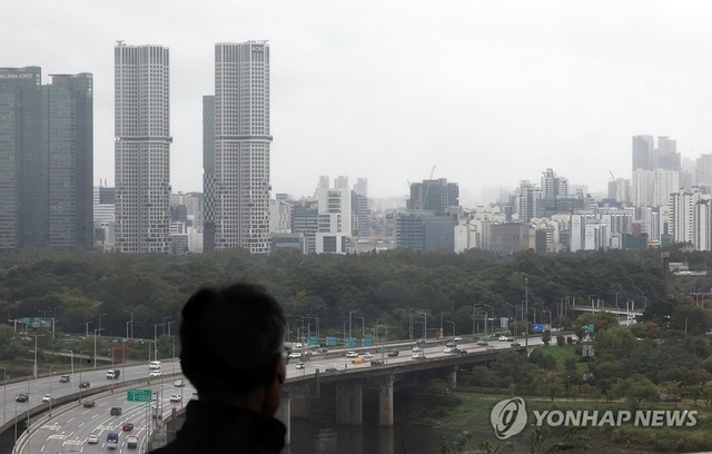 한 시민이  성동구와 광진구 일대 아파트를 바라보고 있다. [연합뉴스]