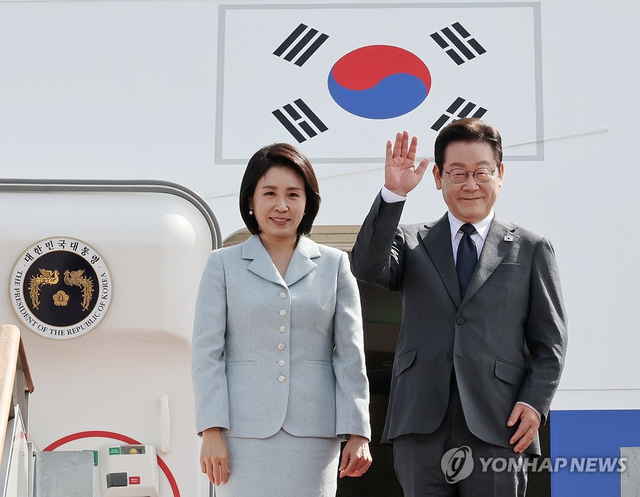 출국하는 이재명 대통령 부부. 연합뉴스