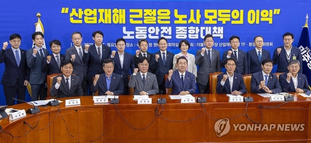 김병기 더불어민주당 원내대표와 김영훈 고용노동부 장관을 비롯한 의원들이 지난 15일 국회에서 열린 민주당 산업재해예방TF 중대재해 예방을 위한 노동안전 종합대책 발표에서 기념 촬영하고 있다. [연합뉴스]