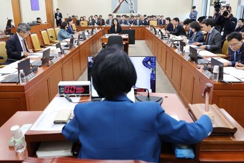 17일 서울 여의도 국회에서 열린 과학기술정보방송통신위원회 전체회의에서 최민희 위원장이 의사봉을 두드리고 있다. [연합뉴스]