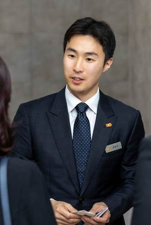 전병우 삼양식품 전무가 지난 6월 밀양 제2공장 준공식에서 해외 바이어들을 만나고 있다. [삼양식품 제공]