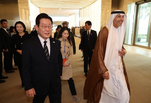 아랍에미리트(UAE)를 국빈 방문하는 이재명 대통령과 김혜경 여사가 17일(현지시간) 아부다비 왕실공항에 도착하고 있다. [아부다비=연합뉴스]