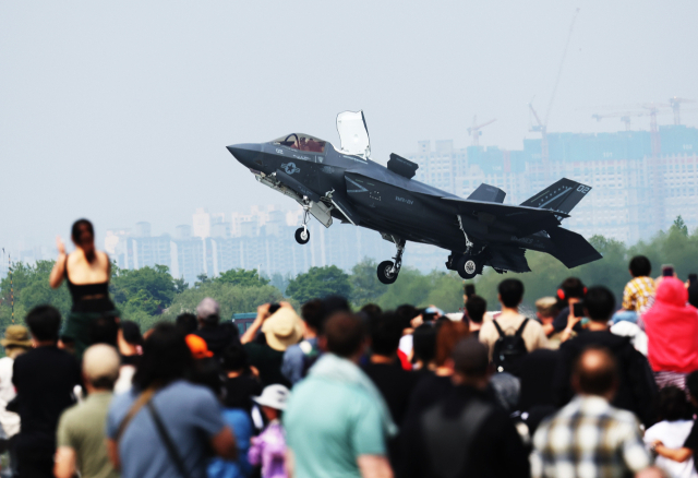 지난 5월 11일 경기 평택시 주한미공군 오산기지에서 열린 ‘오산 에어 파워 데이 2025’에서 미해병대 F-35B 전투기가 비행하고 있다. [평택=연합뉴스]